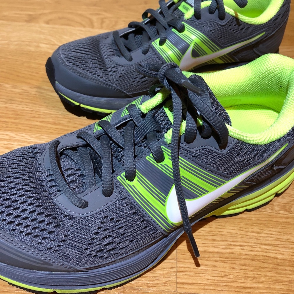 NIKE tennis shoes - never worn